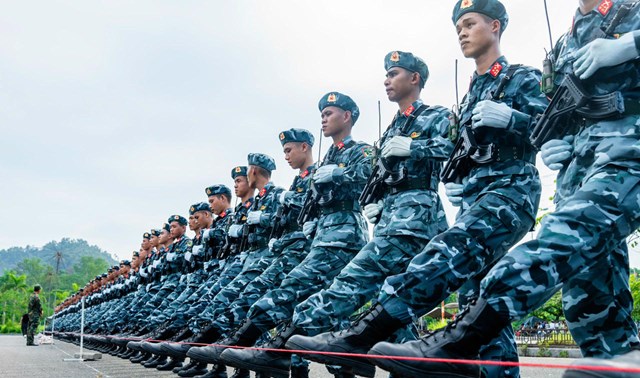 Ẩn sau những bước ch&acirc;n rắn rỏi của lực lượng A80 Qu&acirc;n khu 5 l&agrave; những c&acirc;u chuyện đời thường x&uacute;c động.