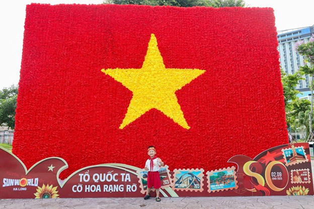 Du kh&#225;ch th&#237;ch th&#250; check-in đại kỳ tại Hạ Long ngay trước thềm lễ 2/9 - Ảnh 1