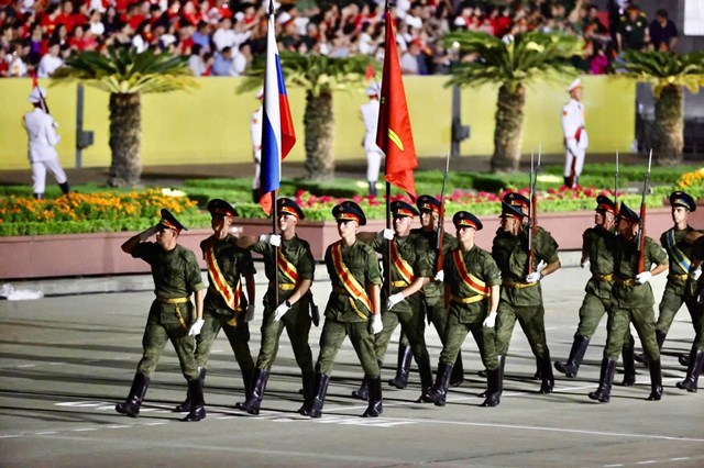 Khối qu&acirc;n đội Nga sải bước tr&ecirc;n Quảng trường Ba Đ&igrave;nh lịch sử. (Ảnh: Mỵ Ch&acirc;u).