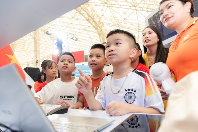 C&aacute;c bạn nhỏ h&agrave;o hứng tại gian h&agrave;ng sản phẩm VioEdu v&agrave; Meduverse
