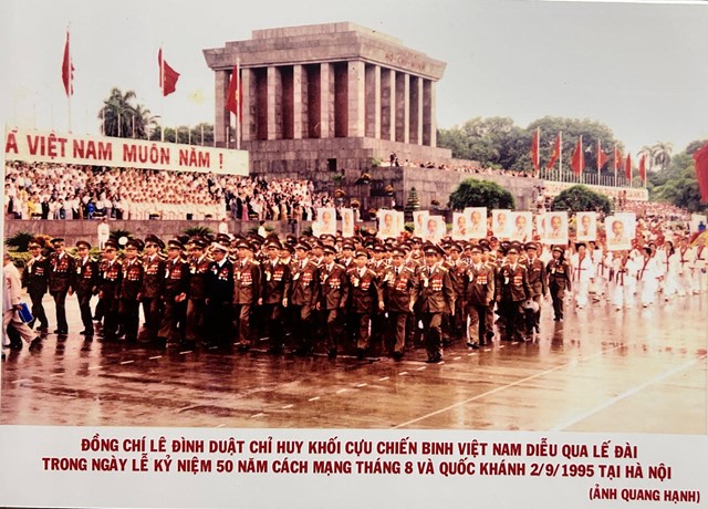 &Ocirc;ng L&ecirc; Đ&igrave;nh Duật chỉ huy Khối Cựu chiến binh Việt Nam trong buổi Lễ kỷ niệm 50 năm C&aacute;ch mạng Th&aacute;ng T&aacute;m v&agrave; Quốc kh&aacute;nh 2/9/1995. Ảnh: Nh&acirc;n vật cung cấp
