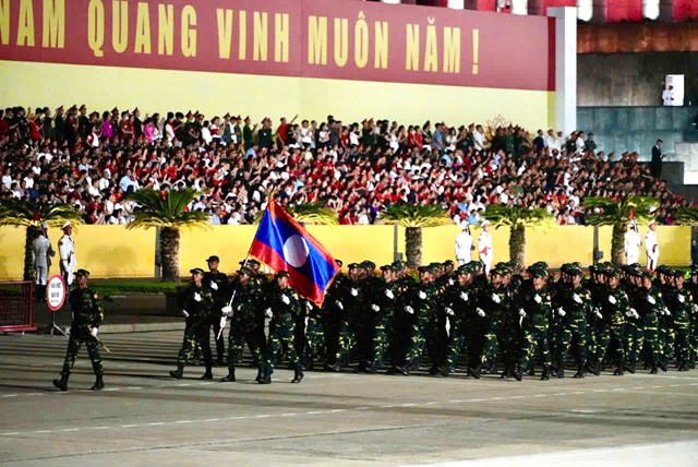 Những qu&acirc;n nh&acirc;n L&agrave;o tham gia diễu binh, diễu h&agrave;nh kỷ niệm 80 năm C&aacute;ch mạng Th&aacute;ng t&aacute;m th&agrave;nh c&ocirc;ng v&agrave; Quốc kh&aacute;nh 2/9 của Việt Nam. (Ảnh: Mỵ Ch&acirc;u).