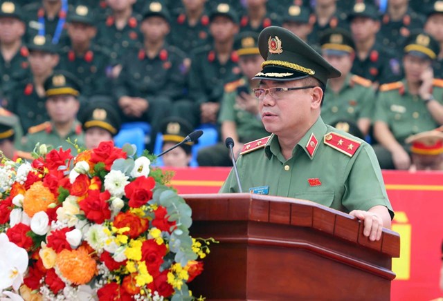 Trung tướng Nguyễn Thanh T&ugrave;ng, Gi&aacute;m đốc C&ocirc;ng an TP H&agrave; Nội nhận nhiệm vụ v&agrave; ph&aacute;t biểu quyết t&acirc;m.