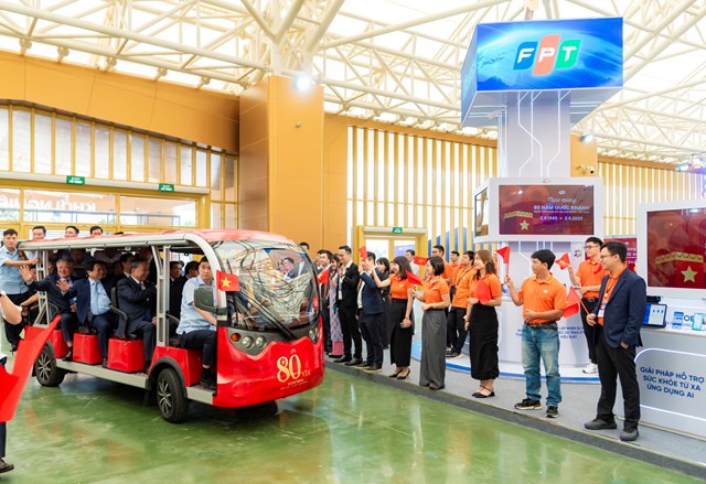 Gian h&agrave;ng triển l&atilde;m của FPT đ&oacute;n ch&agrave;o Tổng B&iacute; thư T&ocirc; L&acirc;m v&agrave; Thủ tướng Phạm Minh Ch&iacute;nh