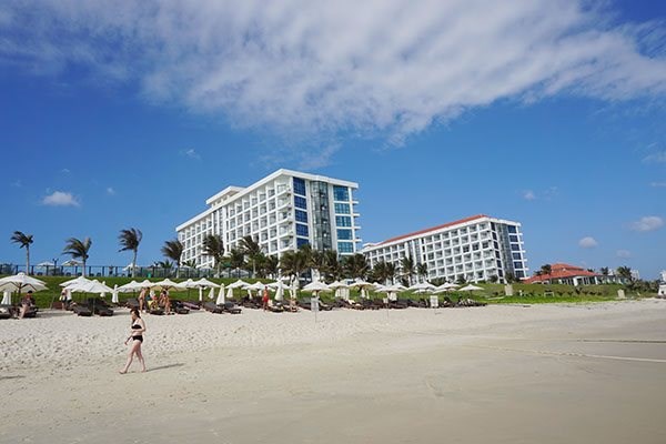 Những khu nghỉ dưỡng dọc b&atilde;i biển Cam Ranh