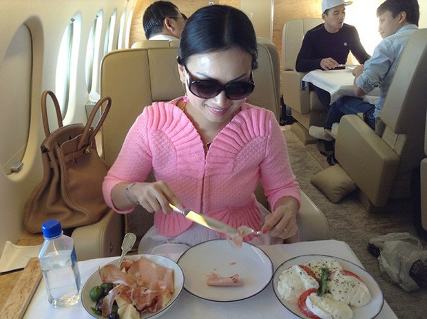 Chuy&ecirc;n cơ n&agrave;y c&ograve;n c&oacute; cả nh&acirc;n vi&ecirc;n phục vụ đồ ăn, nước uống với thực đơn phong ph&uacute;
