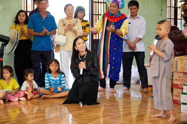 H&agrave; Phương cũng t&iacute;ch cực tham gia l&agrave;m thiện nguyện