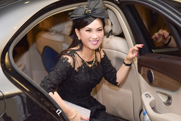Mỗi khi sự kiện, H&agrave; Phương đều xuất hiện với vẻ ngo&agrave;i sang trọng c&ugrave;ng những m&oacute;n phụ kiện đắt đỏ