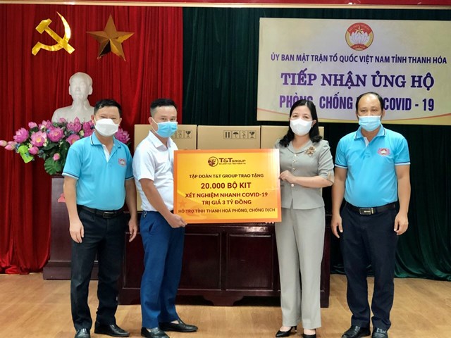 Đại diện T&amp;T Group trao tặng 20.000 bộ kit x&eacute;t nghiệm nhanh Covid-19 cho b&agrave; Phạm Thị Thanh Thủy, Trưởng ban D&acirc;n vận Tỉnh ủy, Chủ tịch Ủy ban MTTQ Việt Nam tỉnh Thanh H&oacute;a.