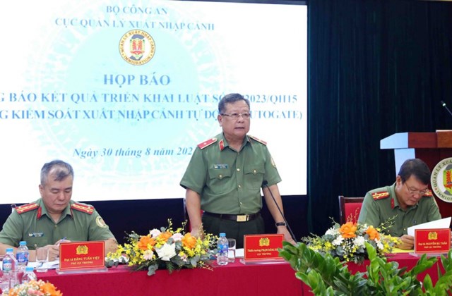 Thiếu tướng Phạm Đăng Khoa, Cục trưởng Cục Quản l&yacute; xuất nhập cảnh th&ocirc;ng b&aacute;o kết quả triển khai Luật số 23 v&agrave; cổng Autogate. &nbsp;