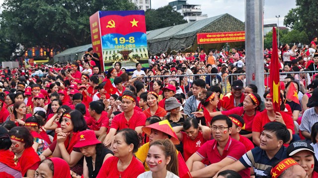 Người gi&agrave;, trẻ nhỏ, nam thanh, nữ t&uacute; đổ ra khắp c&aacute;c ngả đường