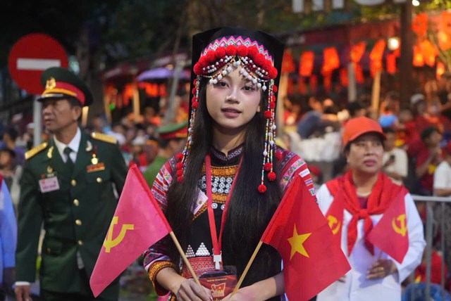 Đặng Thuỳ Dương (sinh vi&ecirc;n năm 2 Đại học T&agrave;i Ch&iacute;nh, qu&ecirc; Th&aacute;i Nguy&ecirc;n) trong khối Đại đo&agrave;n kết c&aacute;c d&acirc;n tộc Việt Nam.