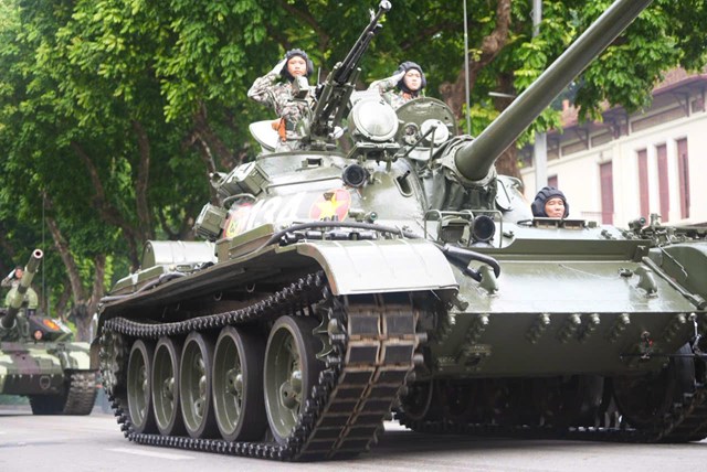 Khối xe tăng T-54B v&agrave; T-55, đ&acirc;y l&agrave; những "ph&aacute;o đ&agrave;i" th&eacute;p, được trang bị ph&aacute;o 100 ly, c&ugrave;ng hệ thống s&uacute;ng m&aacute;y, c&oacute; hỏa lực mạnh, sức cơ động cao. Đặc biệt, phi&ecirc;n bản T-54B được cải tiến, n&acirc;ng cấp, đ&aacute;p ứng y&ecirc;u cầu t&aacute;c chiến hiện đại.
