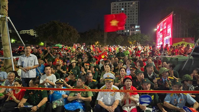 C&aacute;c cựu chiến binh được ưu ti&ecirc;n ngồi h&agrave;ng đầu, kh&ocirc;ng c&oacute; biểu hiện g&igrave; của sự mệt mỏi sau một đ&ecirc;m vừa thức, vừa h&aacute;t giao lưu với thế hệ trẻ ngay b&ecirc;n đường
