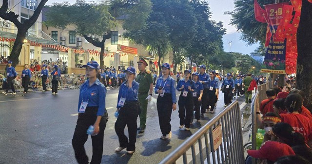 Từ mờ s&aacute;ng, &aacute;nh đ&egrave;n đ&ecirc;m c&ograve;n soi b&oacute;ng xuống đường, lực lượng sinh vi&ecirc;n t&igrave;nh nguyện đ&atilde; c&oacute; mặt tại khu vực trung t&acirc;m Thủ đ&ocirc;, sẵn s&agrave;ng phục vụ tổng duyệt, hỗ trợ người d&acirc;n.