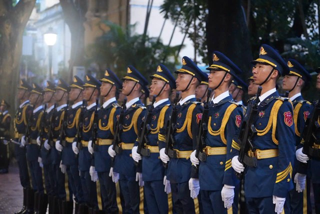 Đo&agrave;n qu&acirc;n nh&acirc;n Trung Quốc cũng sẵn s&agrave;ng luyện tập từ khi trời chưa s&aacute;ng