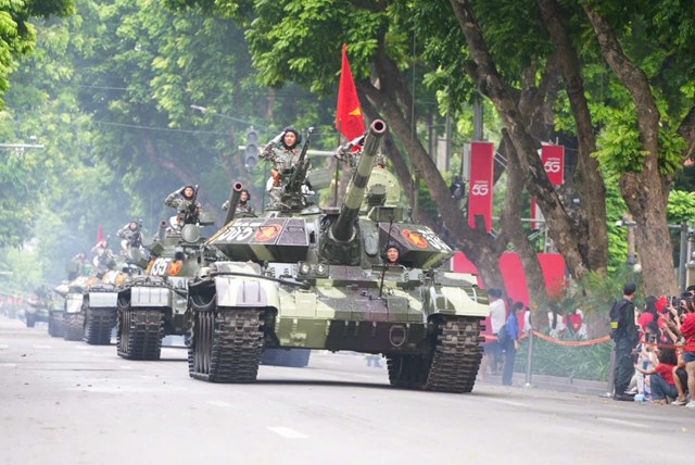 Khối xe tăng T-90S v&agrave; T-62. Xe tăng T-62 với ph&aacute;o ch&iacute;nh 115 ly. Xe T-90S, một trong những d&ograve;ng xe tăng hiện đại, với k&iacute;p xe ba người, trang bị ph&aacute;o 125 ly, s&uacute;ng m&aacute;y song song v&agrave; đặc biệt khả năng bắn t&ecirc;n lửa qua n&ograve;ng ph&aacute;o.