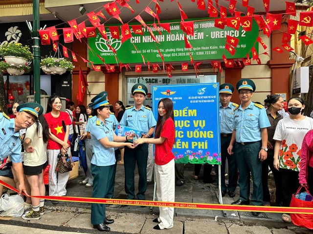 C&aacute;n bộ, nh&acirc;n vi&ecirc;n Lữ đo&agrave;n 918 tặng qu&agrave; cho Nh&acirc;n d&acirc;n tại số 48, phố Tr&agrave;ng Thi, H&agrave; Nội.