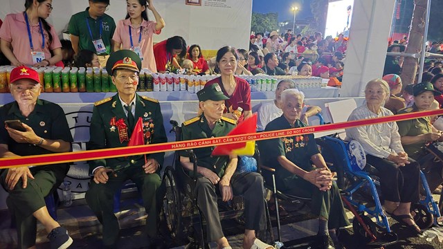 C&aacute;c cựu chiến binh rất h&agrave;i l&ograve;ng khi được bố tr&iacute; vị tr&iacute; ưu ti&ecirc;n chờ xem c&aacute;c khối diễu binh