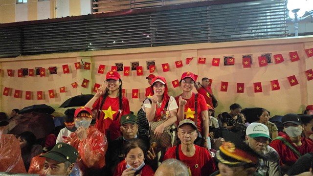Mặc d&ugrave; thức suốt đ&ecirc;m, dưới trời mưa nhưng người d&acirc;n ai cũng vui vẻ