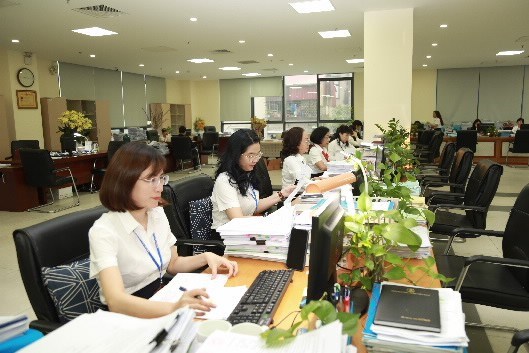 Để đảm bảo tiến độ, KBNN yêu cầu các đơn vị trực thuộc bố trí công chức (bao gồm cả lãnh đạo và chuyên viên) làm việc xuyên suốt kỳ nghỉ lễ Quốc khánh từ ngày 30/8/2025 đến ngày 02/9/2025.