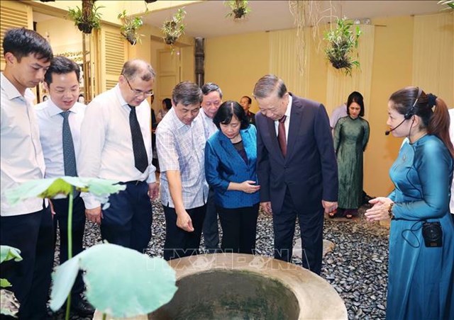 Tổng B&iacute; thư T&ocirc; L&acirc;m thăm di t&iacute;ch nh&agrave; số 48 H&agrave;ng Ngang. Ảnh: Thống Nhất/TTXVN