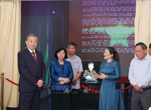 Tổng B&iacute; thư T&ocirc; L&acirc;m xem trưng b&agrave;y tại di t&iacute;ch 48 H&agrave;ng Ngang. Ảnh: Thống Nhất/TTXVN