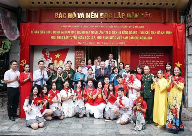 Tổng B&iacute; thư T&ocirc; L&acirc;m với c&aacute;n bộ v&agrave; nh&acirc;n d&acirc;n phường Ho&agrave;n Kiếm. Ảnh: Thống Nhất/TTXVN
