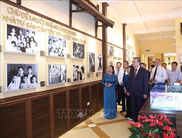 Tổng B&iacute; thư T&ocirc; L&acirc;m xem trưng b&agrave;y tại di t&iacute;ch 48 H&agrave;ng Ngang. Ảnh: Thống Nhất/TTXVN