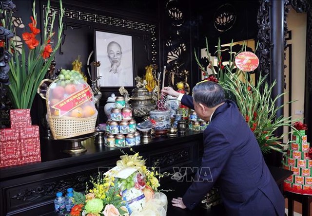 Tổng B&iacute; thư T&ocirc; L&acirc;m d&acirc;ng hương Chủ tịch Hồ Ch&iacute; Minh. Ảnh: Thống Nhất/TTXVN