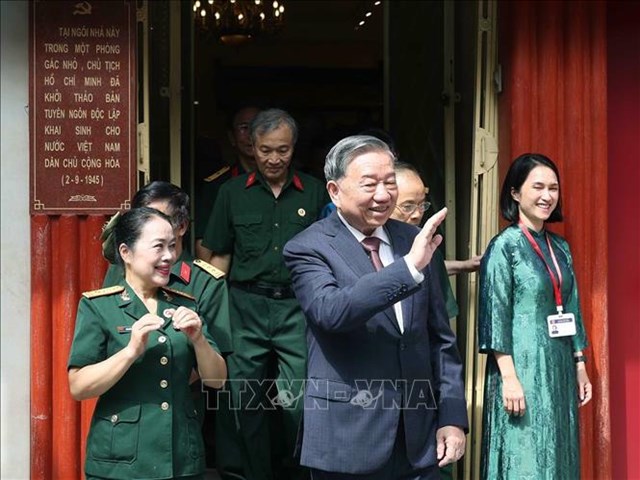 Tổng B&iacute; thư T&ocirc; L&acirc;m vẫy ch&agrave;o nh&acirc;n d&acirc;n. Ảnh: Thống Nhất/TTXVN