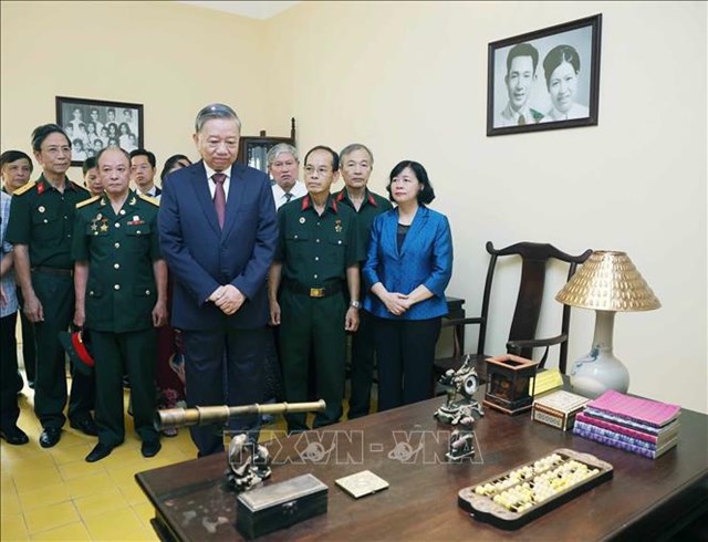 Tổng B&iacute; thư T&ocirc; L&acirc;m thăm di t&iacute;ch nh&agrave; số 48 H&agrave;ng Ngang. Ảnh: Thống Nhất/TTXVN
