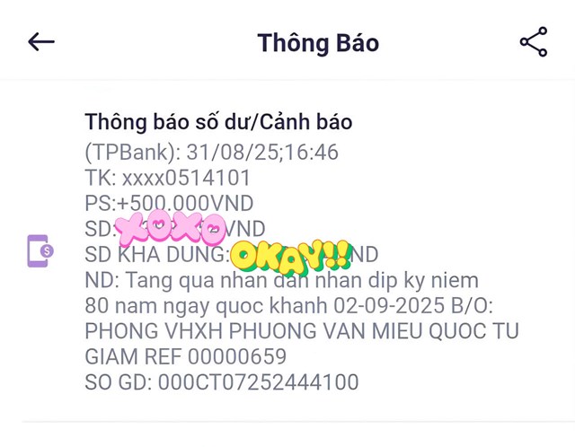 Một công dân vui mừng khoe đã nhận được quà từ Chính phủ.
