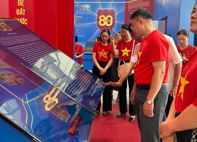 H&agrave;o hứng c&ugrave;ng c&aacute;c Chi bộ tới tham quan kh&ocirc;ng gian triển l&atilde;m của Bộ Tư ph&aacute;p tại Triển l&atilde;m th&agrave;nh tựu Đất nước, nhiều đảng vi&ecirc;n nhận x&eacute;t kh&ocirc;ng gian trưng b&agrave;y của Bộ Tư ph&aacute;p tại Triển l&atilde;m được bố tr&iacute; rất ấn tượng, hiện đại v&agrave; nổi bật.