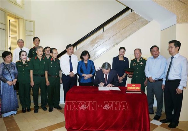 Tổng B&iacute; thư T&ocirc; L&acirc;m viết sổ lưu niệm tại Di t&iacute;ch Nh&agrave; số 48 H&agrave;ng Ngang. Ảnh: Thống Nhất/TTXVN