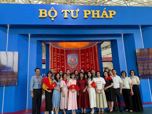 Nhiều đơn vị thuộc Bộ Tư ph&aacute;p như Vụ Tổ chức c&aacute;n bộ; Vụ Ph&aacute;p luật quốc tế; Cục Đăng k&yacute; giao dịch bảo đảm v&agrave; Bồi thường nh&agrave; nước... đ&atilde; tổ chức c&aacute;c đo&agrave;n tới thăm kh&ocirc;ng gian triển l&atilde;m của Bộ Tư ph&aacute;p.