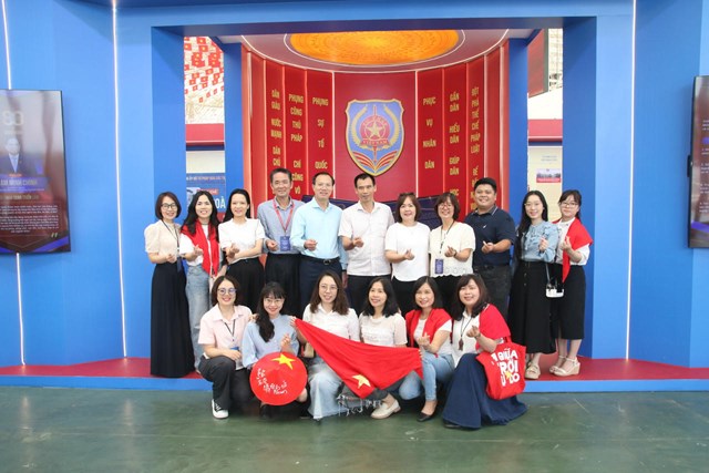 Các đảng viên thuộc Chi bộ Tạp chí Dân chủ và Pháp luật chụp ảnh lưu niệm tại không gian trưng bày của Bộ Tư pháp.