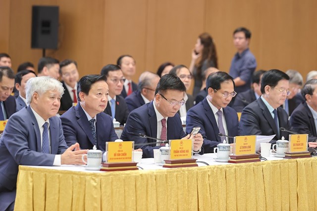 Chủ tịch Ủy ban Trung ương MTTQ Việt Nam Đỗ Văn Chiến, c&aacute;c Ph&oacute; Thủ tướng Trần Hồng H&agrave;, L&ecirc; Th&agrave;nh Long, B&ugrave;i Thanh Sơn, Mai Văn Ch&iacute;nh dự Hội nghị - Ảnh: VGP/Nhật Bắc