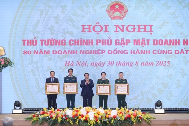 Thủ tướng trao tặng Hu&acirc;n chương Qu&acirc;n c&ocirc;ng hạng nhất, hạng nh&igrave; v&agrave; Hu&acirc;n chương Lao động hạng nh&igrave; cho 4 doanh nghiệp c&oacute; th&agrave;nh t&iacute;ch vượt trội (Tập đo&agrave;n Viettel, MB Bank, Binh đo&agrave;n 18 Bộ Quốc ph&ograve;ng v&agrave; Tập đo&agrave;n EVN) - Ảnh: VGP/Nhật Bắc