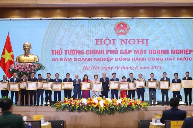 Chủ tịch Ủy ban Trung ương MTTQ Việt Nam v&agrave; Ph&oacute; Thủ tướng Nguyễn H&ograve;a B&igrave;nh trao c&aacute;c h&igrave;nh thức khen thưởng cho c&aacute;c doanh nghiệp ti&ecirc;u biểu - Ảnh: VGP/Nhật Bắc