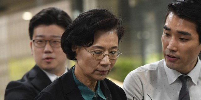 Lee Myung Hee (phu nh&acirc;n của chủ tịch Cho Yang Ho) d&iacute;nh b&ecirc; bối ngược đ&atilde;i với nh&acirc;n vi&ecirc;n