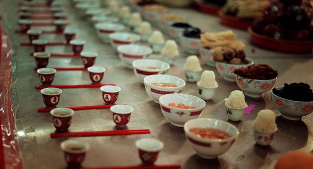 Ngo&agrave;i bảo vệ bản th&acirc;n khỏi sự tấn c&ocirc;ng của những hồn ma, trong những ng&agrave;y trăng tr&ograve;n cuối h&egrave;, người Trung Quốc c&ograve;n thực hiện nghi lễ để t&ocirc;n vinh, tưởng nhớ tổ ti&ecirc;n, người th&acirc;n đ&atilde; mất như thăm viếng, sửa sang phần mộ, đốt v&agrave;ng m&atilde;... Việc đốt giấy tiền, v&agrave;ng m&atilde; được coi l&agrave; c&aacute;ch gi&uacute;p cho cuộc sống của người th&acirc;n ở thế giới b&ecirc;n kia bớt vất vả, c&oacute; "của ăn của để".