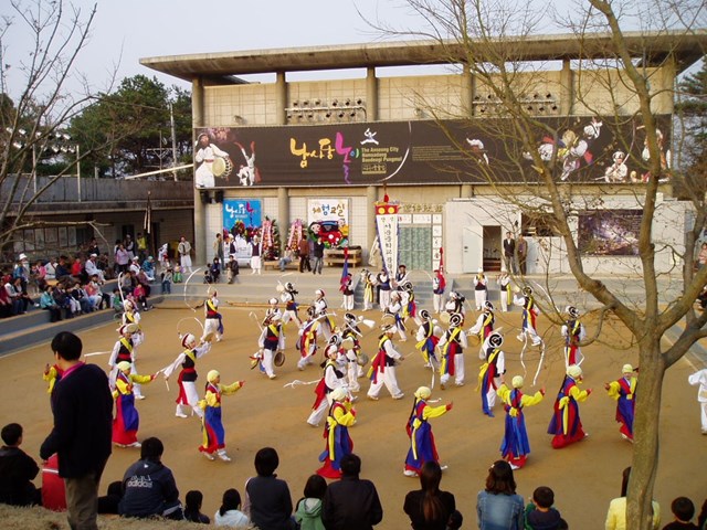 Baekjung bắt đầu bằng nghi lễ shaman - c&aacute;c gi&agrave; l&agrave;ng cầu khẩn thần n&ocirc;ng, k&egrave;m với đ&oacute; l&agrave; những điệu m&uacute;a truyền thống như Hallyangmu, Pyongshinchum. Tiếp đ&oacute; l&agrave; phần hội, c&aacute;c hoạt động vui chơi, sinh hoạt tập thể. Cuối c&ugrave;ng, lễ hội kh&eacute;p lại bằng m&agrave;n biểu diễn Vũ điệu Năm trống (Obuk-chum), điệu m&uacute;a truyền thống của n&ocirc;ng d&acirc;n, cũng l&agrave; lời cầu nguyện cho sức khỏe dồi d&agrave;o v&agrave; m&ugrave;a m&agrave;ng bội thu.