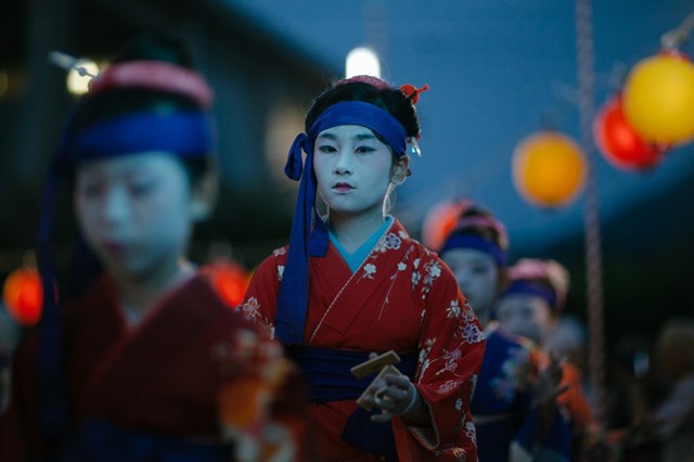 Lễ Obon (Ng&agrave;y của người chết) ở Nhật Bản diễn ra từ ng&agrave;y 13 đến 16/7 &acirc;m lịch. Giống như lễ Vu Lan ở Việt Nam, Obon cũng li&ecirc;n quan đến t&iacute;ch Mục Kiền Li&ecirc;n cứu mẹ trong Phật gi&aacute;o v&agrave; l&agrave; dịp để tỏ l&ograve;ng hiếu k&iacute;nh với đấng sinh th&agrave;nh, tưởng nhớ tổ ti&ecirc;n đ&atilde; khuất.