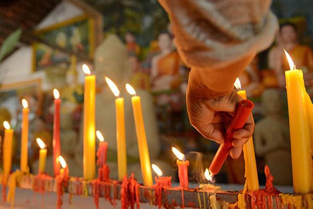 Người th&acirc;n trong gia đ&igrave;nh mang đồ ăn như gạo nếp v&agrave; đậu g&oacute;i trong l&aacute; chuối, d&acirc;ng những giỏ hoa để b&agrave;y tỏ l&ograve;ng th&agrave;nh k&iacute;nh với tổ ti&ecirc;n. Đ&acirc;y cũng l&agrave; dịp con ch&aacute;u trong nh&agrave; tổ chức lễ mừng thọ cho những người lớn tuổi.