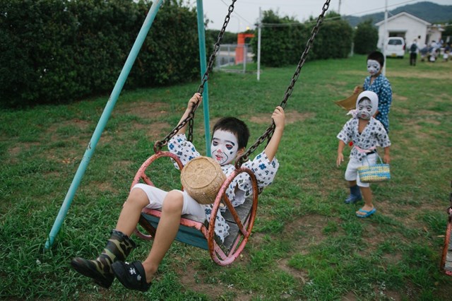 Lễ Obon l&agrave; một trong 3 dịp lễ lớn tại xứ sở hoa anh đ&agrave;o. Với người Nhật, rằm th&aacute;ng 7 h&agrave;ng năm c&ograve;n l&agrave; thời gian trở về qu&ecirc;, đo&agrave;n tụ c&ugrave;ng người th&acirc;n, gia đ&igrave;nh. Trong lễ Obon, trẻ em Nhật Bản được h&oacute;a trang th&agrave;nh c&aacute;c nh&acirc;n vật nổi tiếng trong văn h&oacute;a d&acirc;n gian như kitsune, geisha, tanuki...&nbsp;