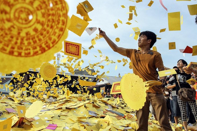 Hungry Ghost Festival (Lễ hội ma đ&oacute;i) hay Zhongyuan Festival hoặc Yulanpen Festival diễn ra v&agrave;o rằm th&aacute;ng 7, l&agrave; một trong những lễ hội truyền thống thờ c&uacute;ng tổ ti&ecirc;n của Trung Quốc. Trong dịp n&agrave;y, nhiều nghi thức đặc biệt được thực hiện để tr&aacute;nh cơn thịnh nộ của hồn ma như đặt b&agrave;i vị tổ ti&ecirc;n của gia đ&igrave;nh l&ecirc;n b&agrave;n, thắp hương v&agrave; chuẩn bị đồ c&uacute;ng ba lần trong một ng&agrave;y...