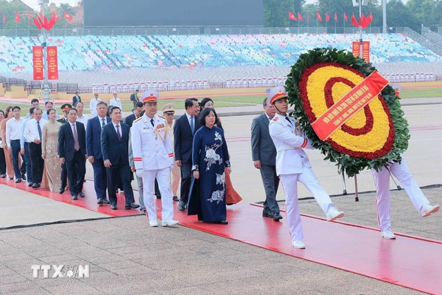 Đo&agrave;n đại biểu Th&agrave;nh ủy, Hội đồng Nh&acirc;n d&acirc;n, Ủy ban Nh&acirc;n d&acirc;n, Ủy ban Mặt trận Tổ quốc Việt Nam th&agrave;nh phố H&agrave; Nội đến đặt v&ograve;ng hoa v&agrave; v&agrave;o Lăng viếng Chủ tịch Hồ Ch&iacute; Minh. (Ảnh: An Đăng/ TTXVN)