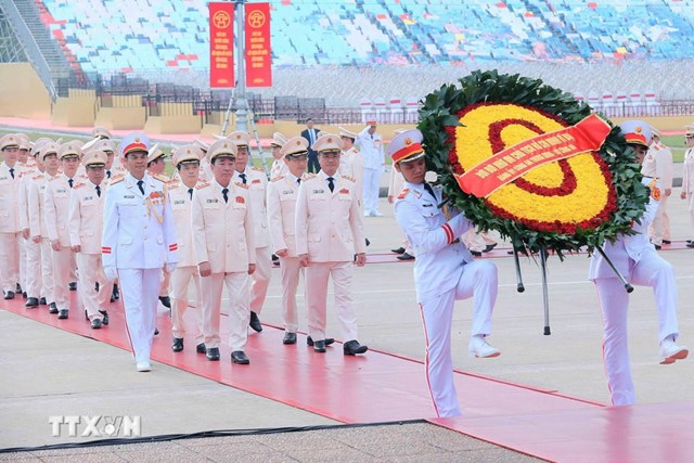 Đo&agrave;n đại biểu Đảng ủy C&ocirc;ng an Trung ương - Bộ C&ocirc;ng an đến đặt v&ograve;ng hoa v&agrave; v&agrave;o Lăng viếng Chủ tịch Hồ Ch&iacute; Minh. (Ảnh: An Đăng/TTXVN)