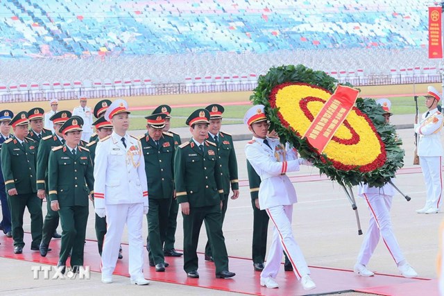 Đo&agrave;n đại biểu Qu&acirc;n ủy Trung ương - Bộ Quốc ph&ograve;ng đến đặt v&ograve;ng hoa v&agrave; v&agrave;o Lăng viếng Chủ tịch Hồ Ch&iacute; Minh. (Ảnh: An Đăng/TTXVN)